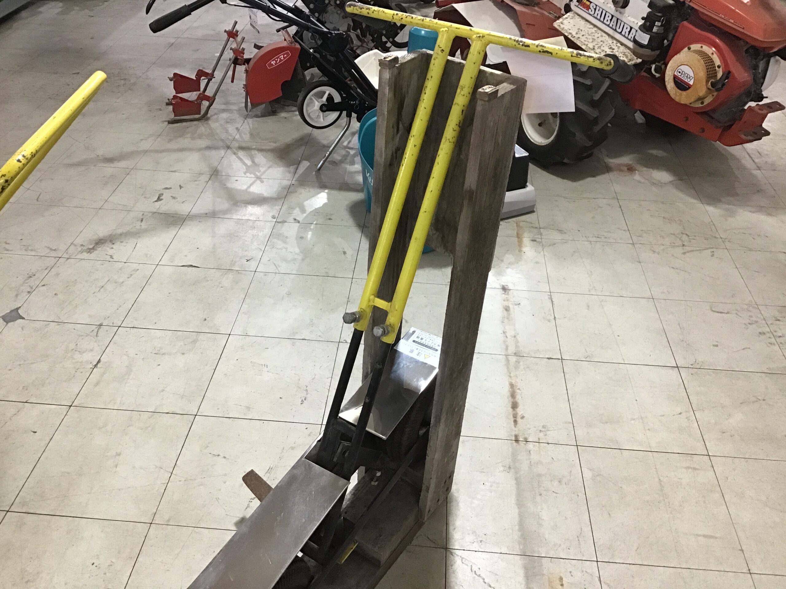 ほうれん草根切り機