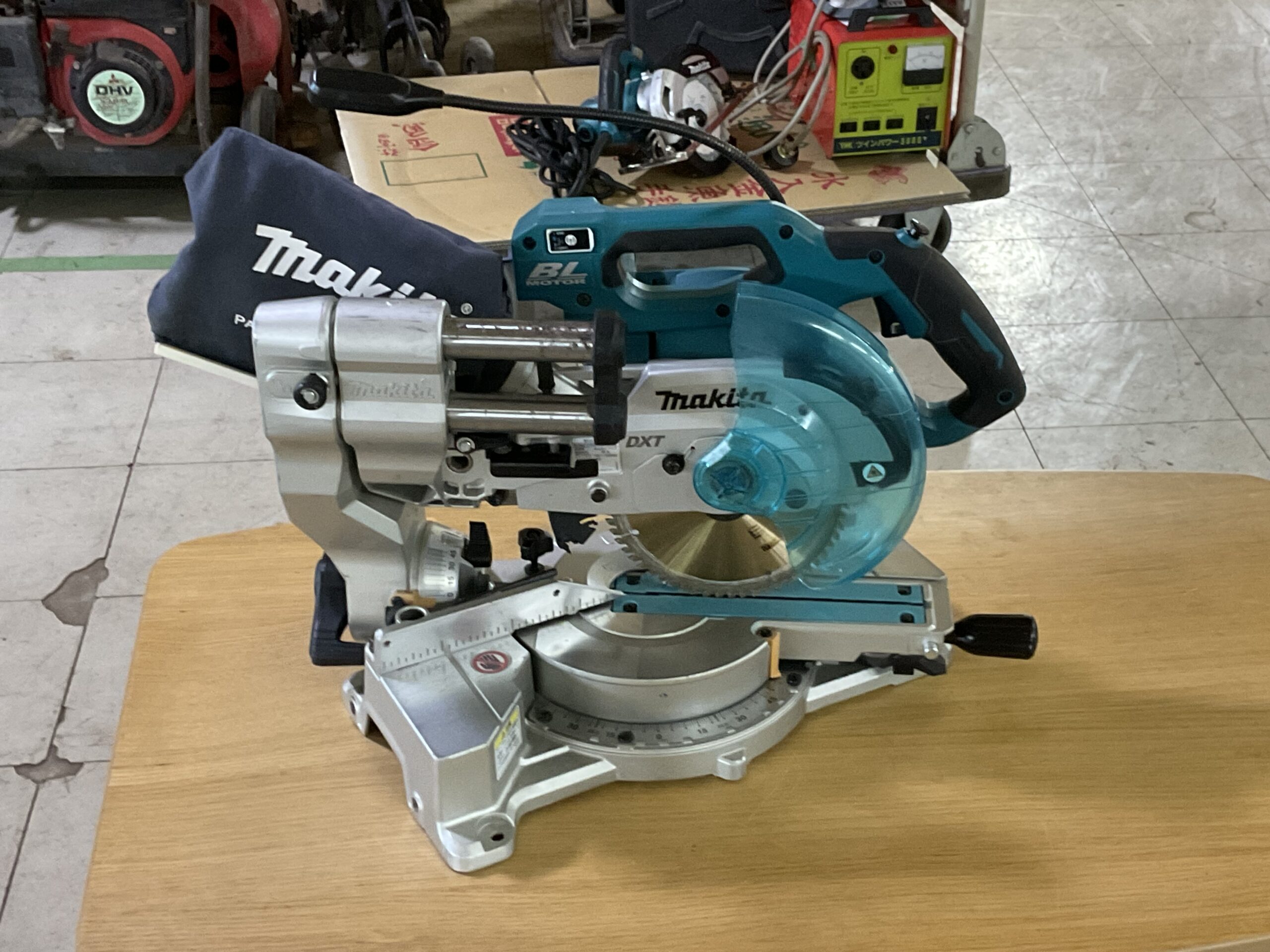 充電式スライド丸ノコ　マキタ　LS610D