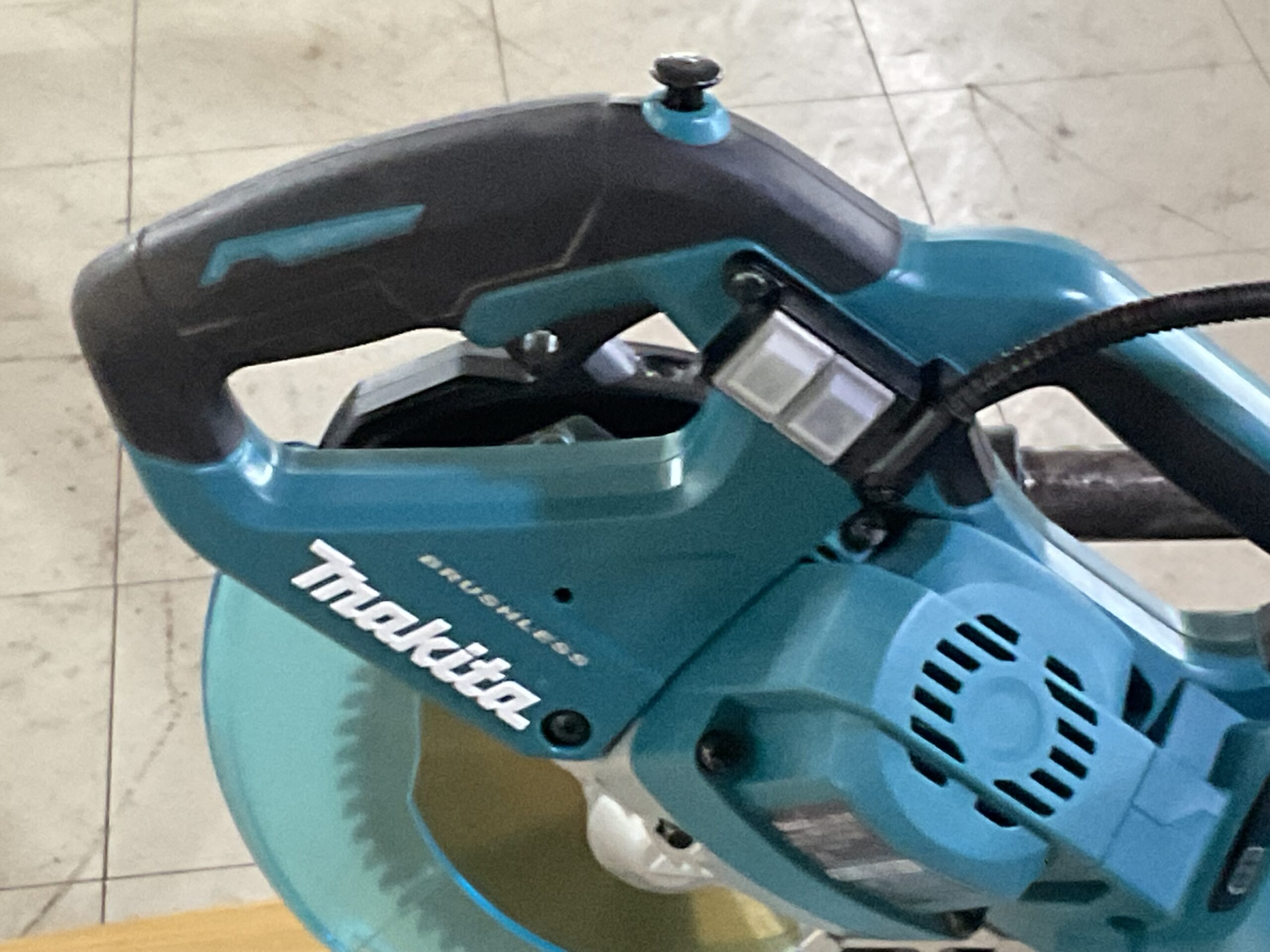充電式スライド丸ノコ　マキタ　LS610D