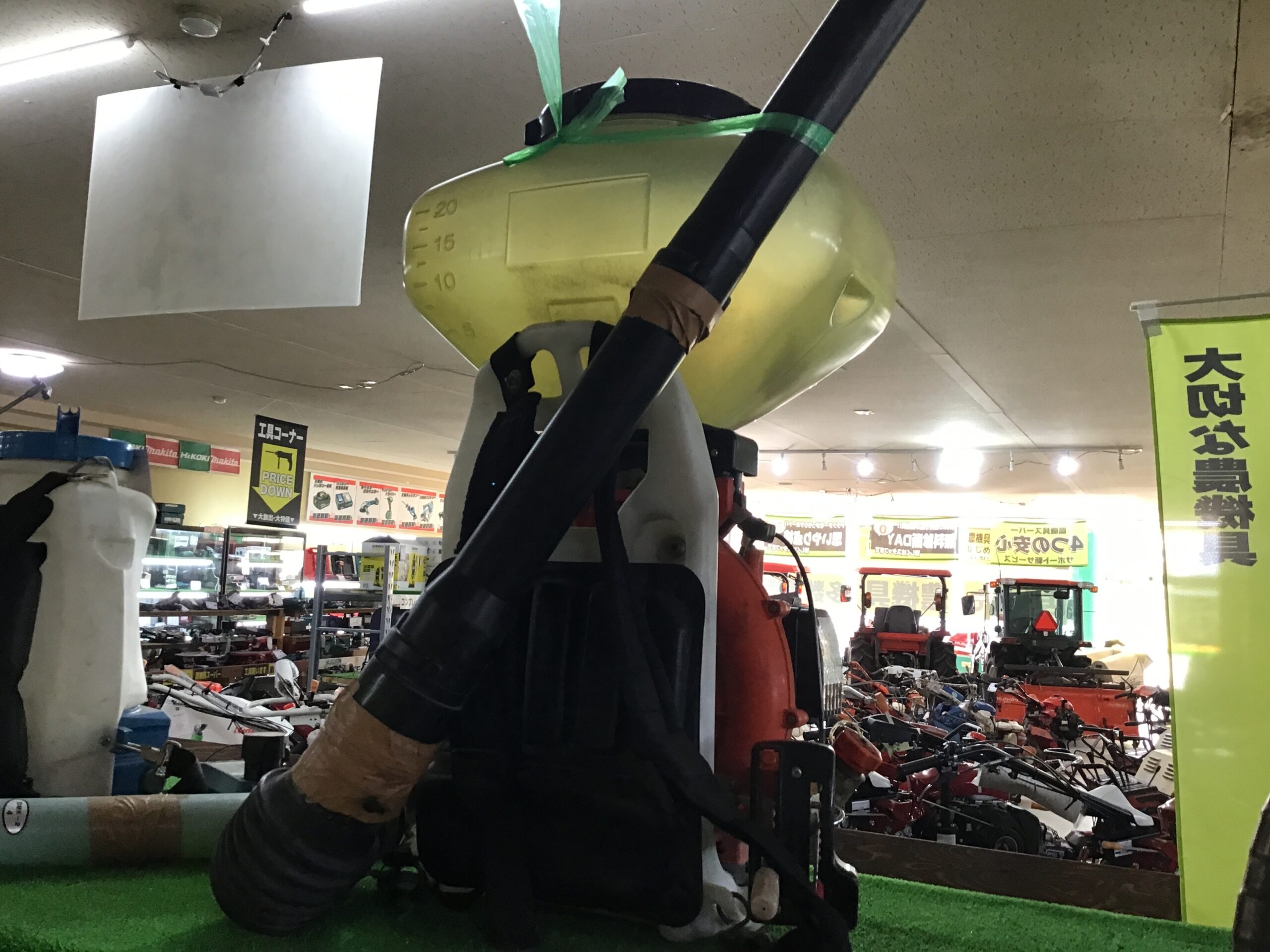 背負い動力散布機　DMC601