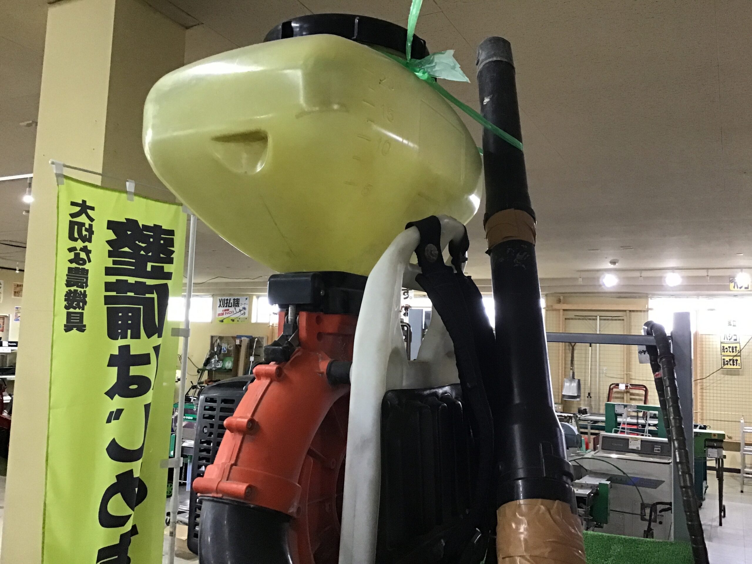 背負い動力散布機　DMC601