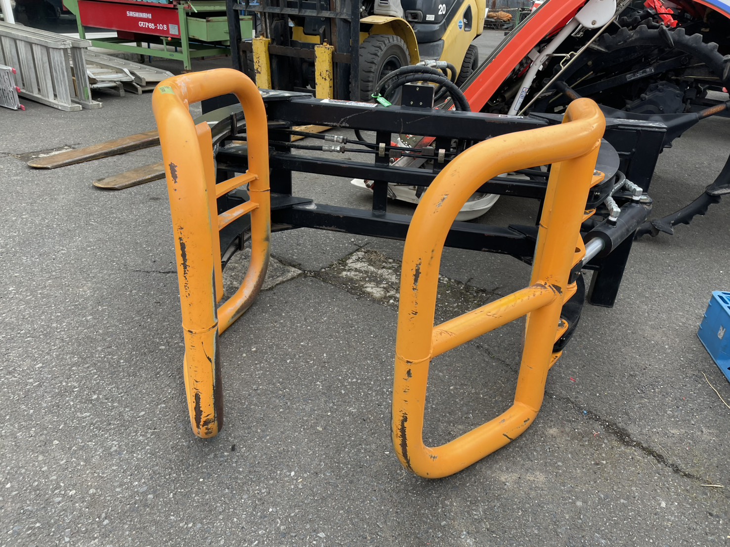 フロントローダ用アタッチメント　ベールグラブ